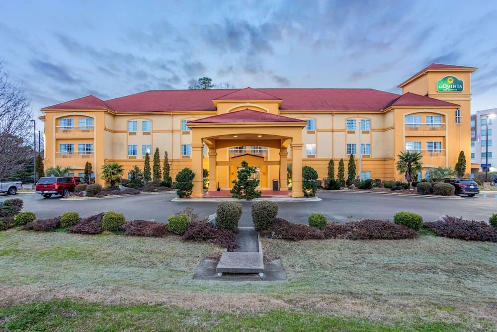 La Quinta Inn & Suites by Wyndham Fultondale Birmingham N interior in Fultondale, AL — gallery photo 2