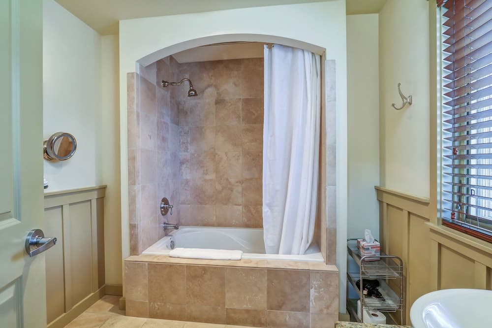 The Eagle Harbor Inn property views in Bainbridge Island, WA — gallery photo 3