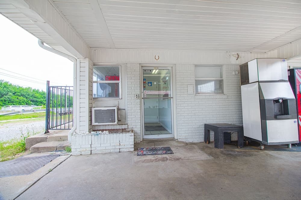 OYO Hotel McAlestar OK S Main St interior in McAlester, OK — gallery photo 2