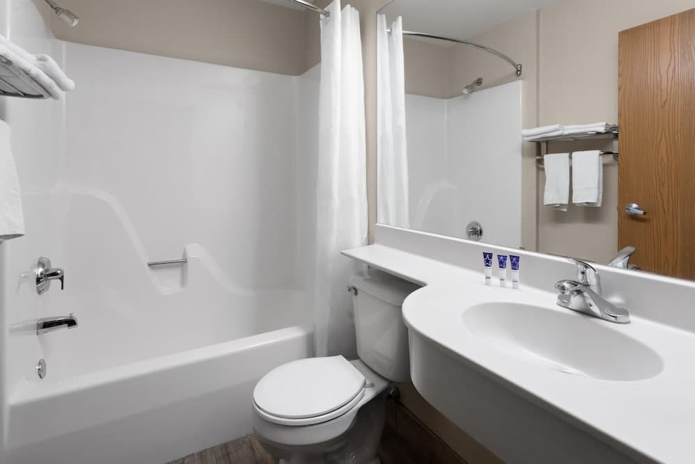 Americas Best Value Inn & Suites Racine gallery photo in Mount Pleasant, WI — image 39