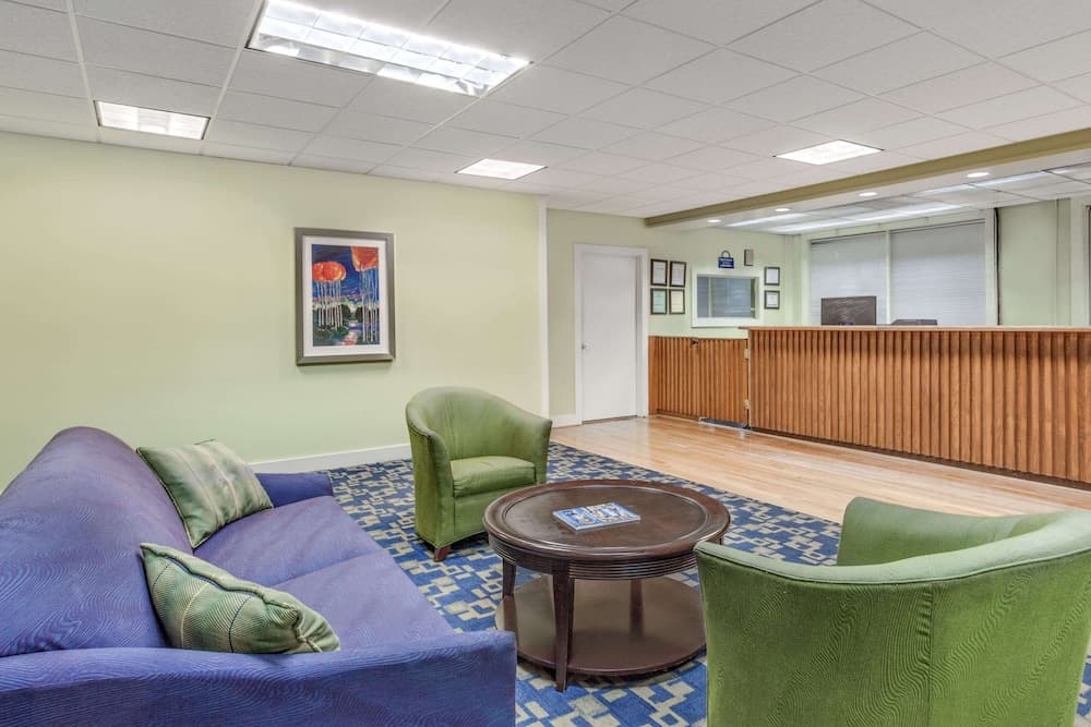 Days Inn by Wyndham Cullman interior in Cullman, AL — gallery photo 2