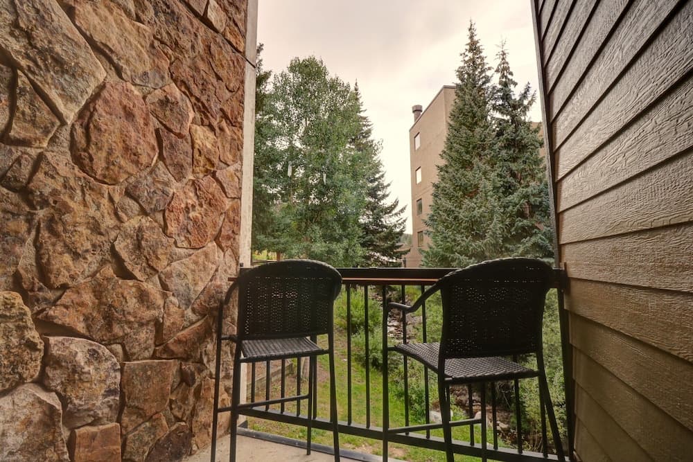 Cm247h Copper Mtn Inn 1 Bedroom Hotel Room interior in Copper Mountain, CO — gallery photo 2