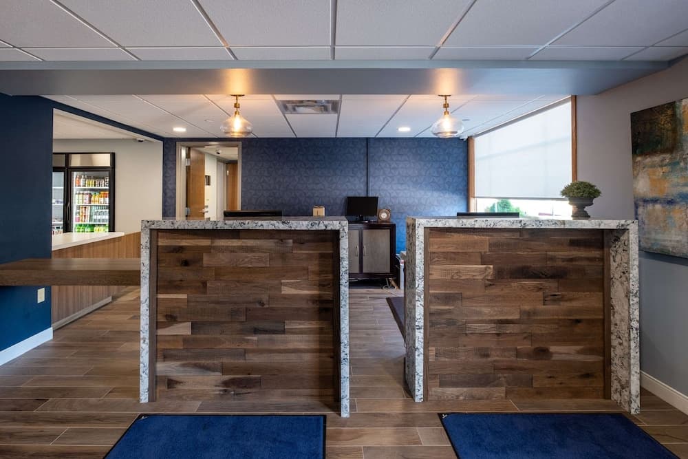 The Harborview on Lake Michigan, Ascend Hotel Collection interior in Port Washington, WI — gallery photo 2
