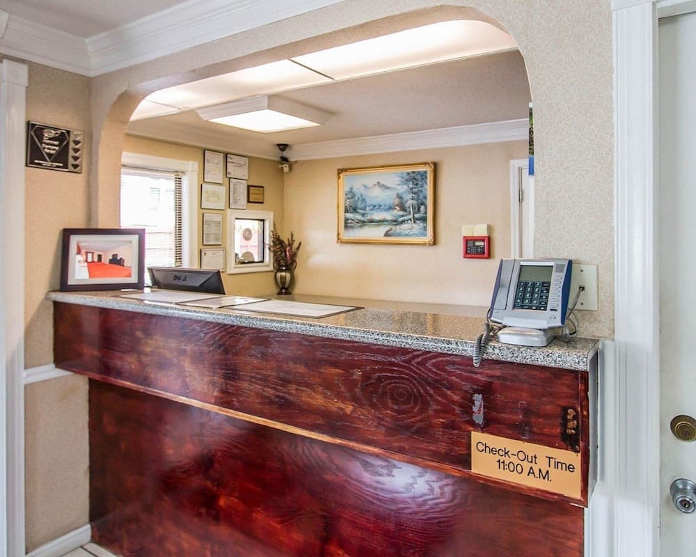 Econo Lodge Richmond Hill interior in Richmond Hill, GA — gallery photo 2