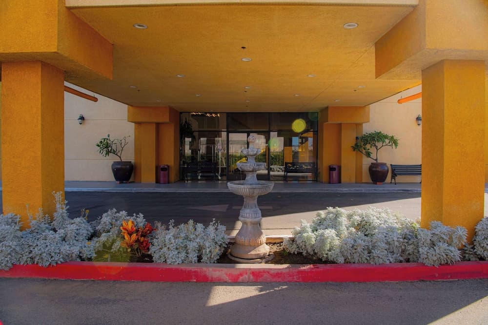 Ramada Plaza by Wyndham Garden Grove/Anaheim South interior in Garden Grove, CA — gallery photo 2