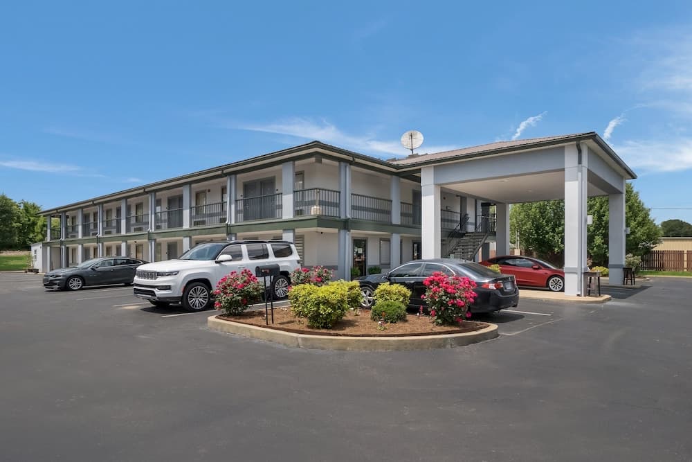 The Jewel Motel featured exterior or lobby in Ripley, MS — similar hotel