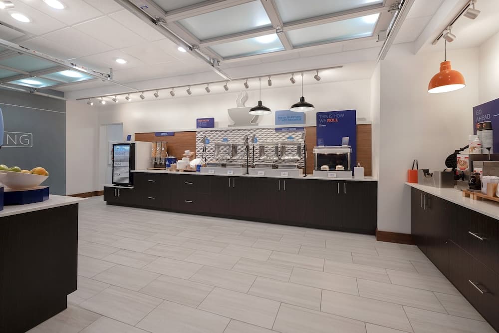 Holiday Inn Express & Suites Detroit Dearborn by IHG gallery photo in Dearborn, MI — image 34