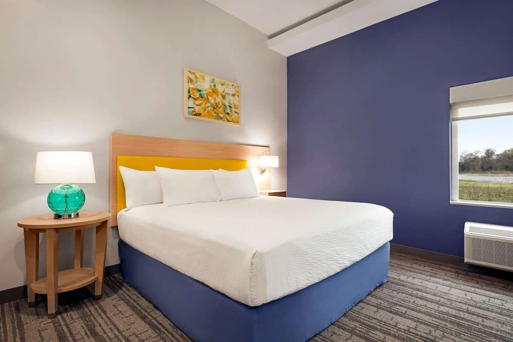 Days Inn & Suites by Wyndham Beaumont West / I-10 & Walden gallery photo in Beaumont, TX — image 49