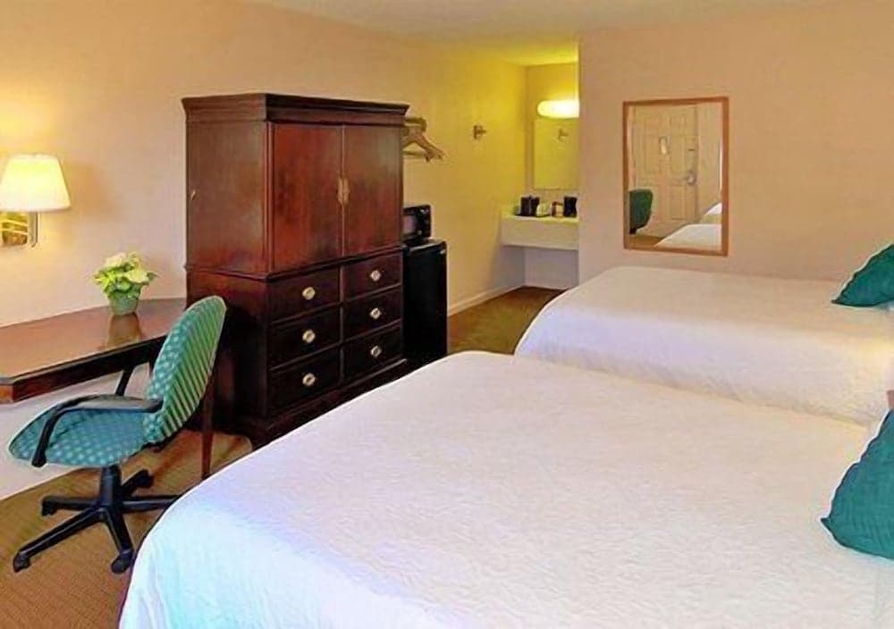 Econo Lodge Inn & Suites Columbus near Fort Benning property views in Columbus, GA — gallery photo 3