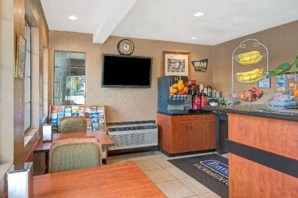 Travelodge by Wyndham Sacramento / Rancho Cordova interior in Sacramento, CA — gallery photo 2