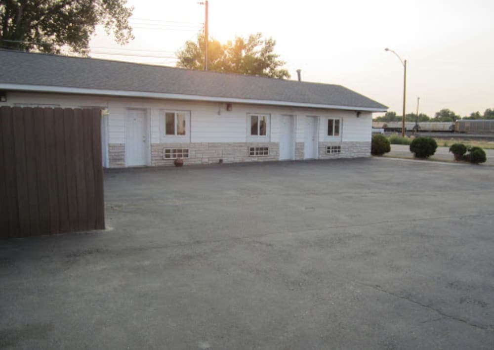 Montana Inn near Little Bighorn - Colstrip — hotel in Forsyth, Montana