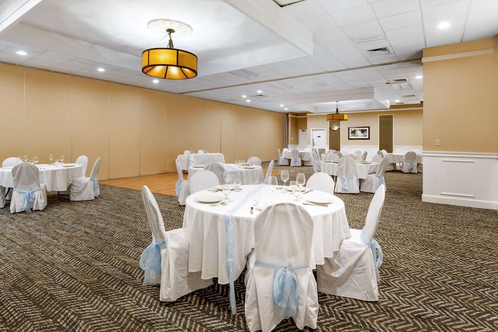 Clarion Inn North Haven - New Haven North interior in North Haven — gallery photo 2