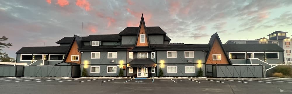 The Beach Haus Resort featured exterior or lobby in Traverse City, MI — similar hotel