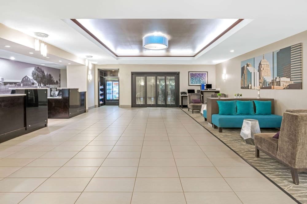 La Quinta Inn & Suites by Wyndham Oklahoma City -Yukon interior in Yukon, OK — gallery photo 2