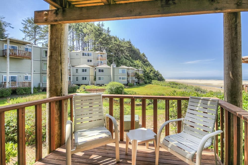 Little Creek Cove Beachfront Resort property views in Newport, OR — gallery photo 3