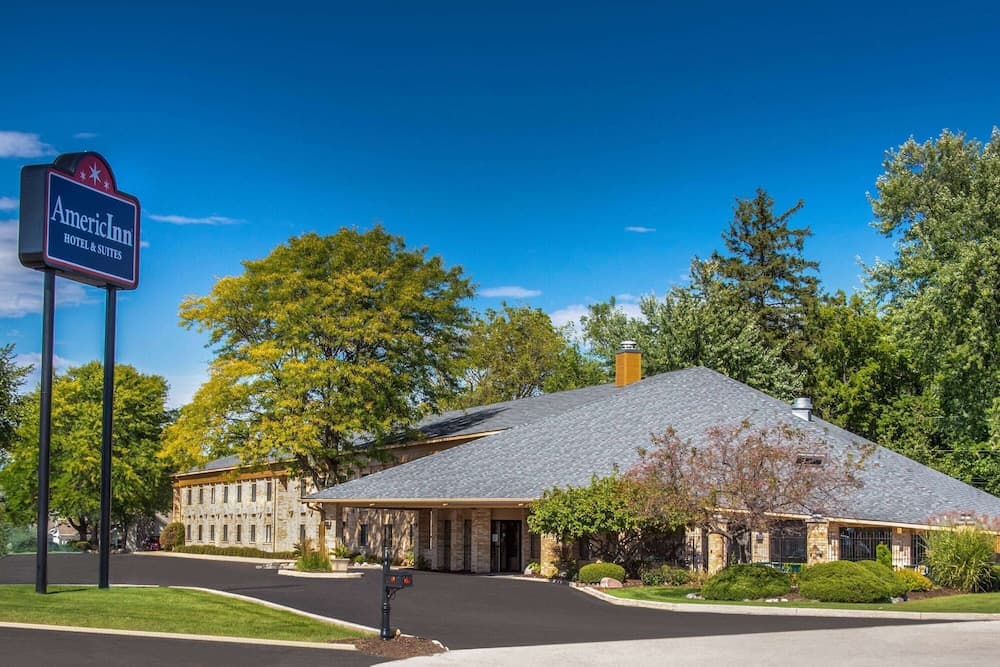 AmericInn by Wyndham Delafield-Waukesha-Milwaukee interior in Delafield, WI — gallery photo 2