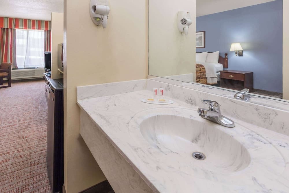 Days Inn by Wyndham Rayne/Crowley property views in Rayne, LA — gallery photo 3