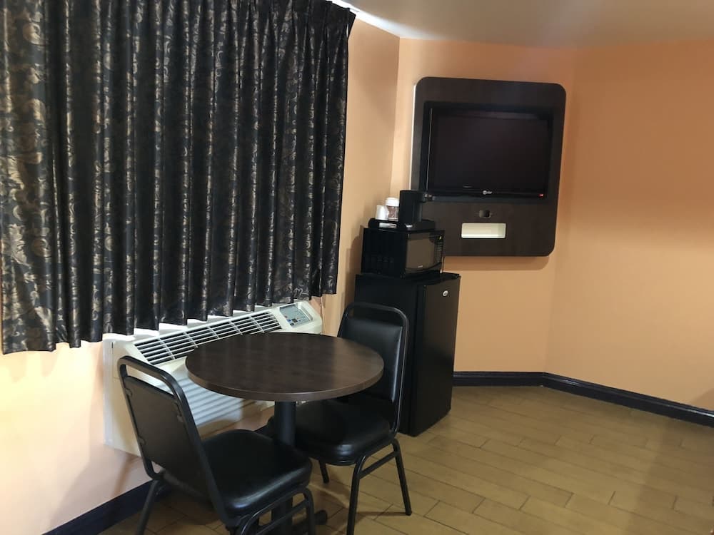 El Rancho Motel interior in Los Angeles, CA — gallery photo 2