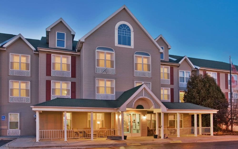Country Inn & Suites by Radisson, Birch Run-Frankenmuth, MI featured exterior or lobby in Birch Run, MI — similar hotel
