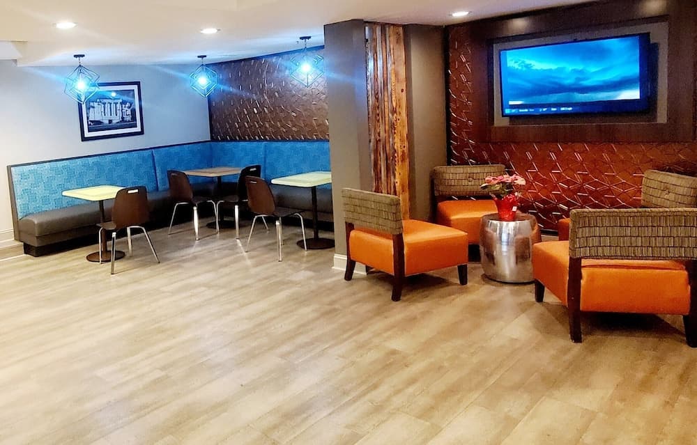 Super 8 by Wyndham Pigeon Forge Dollywood Lane interior in Pigeon Forge, TN — gallery photo 2