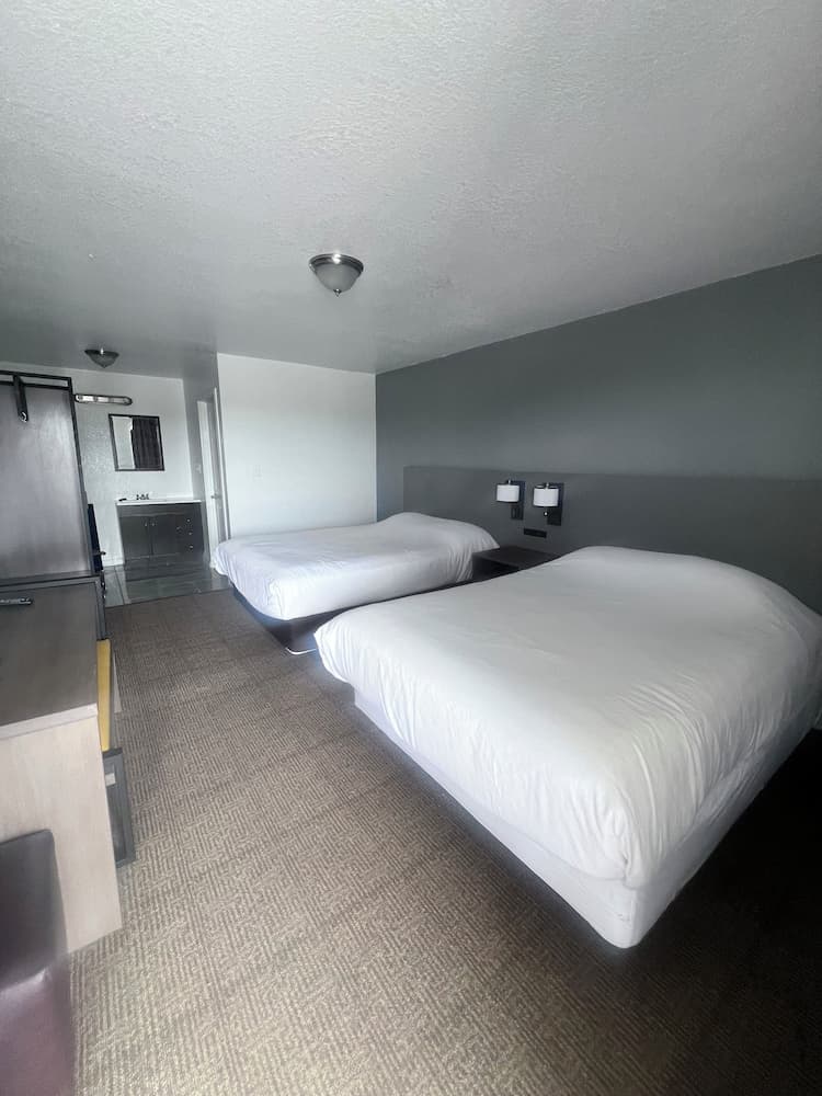 garden inn and suites interior in Pearsall, TX — gallery photo 2