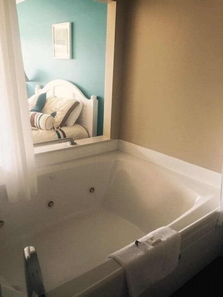 Beachfront Resort gallery photo in Port Clinton, OH — image 10