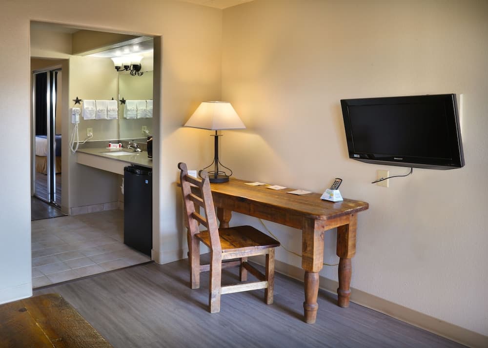 Days Inn & Suites by Wyndham Llano interior in Llano, TX — gallery photo 2