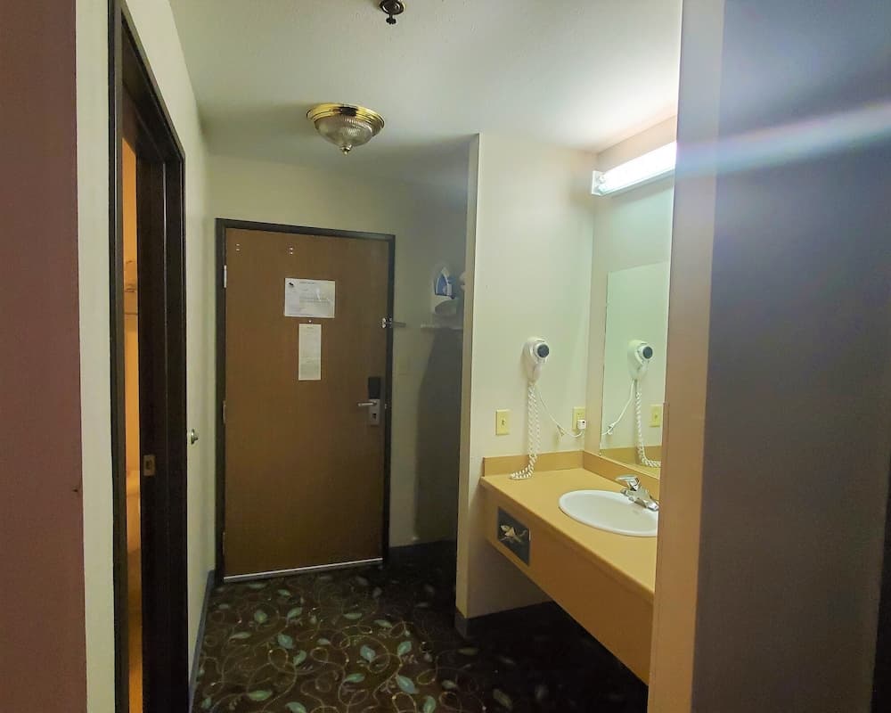 Quality Inn & Suites Pinedale interior in Pinedale, WY — gallery photo 2