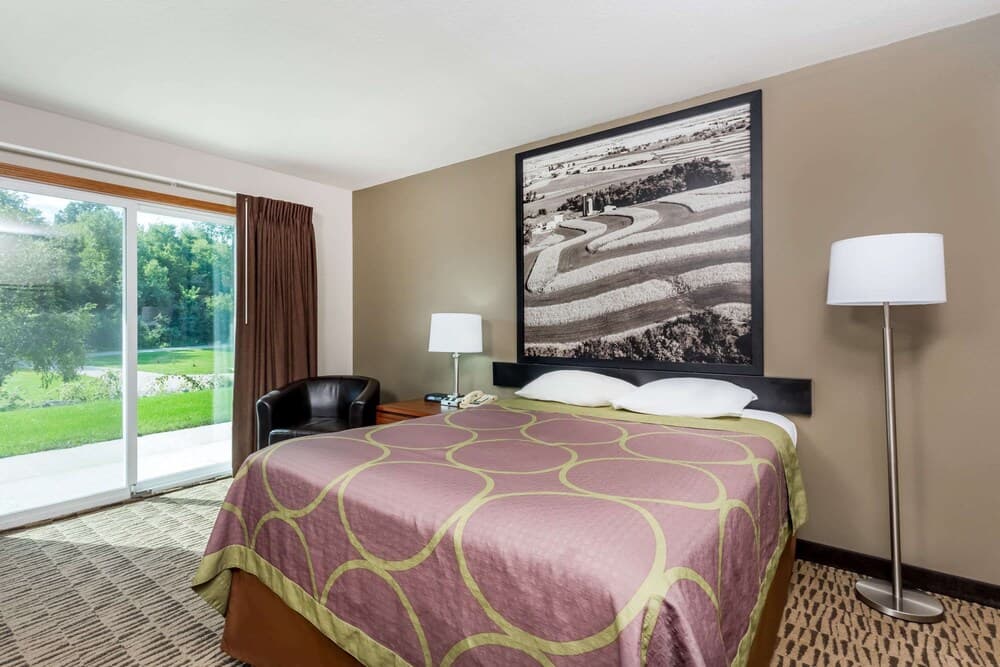 Super 8 by Wyndham Platteville property views in Platteville, WI — gallery photo 3