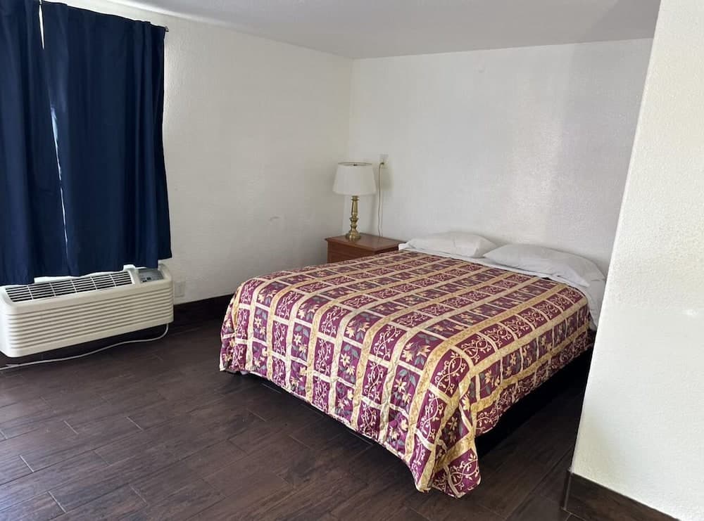 Budget Motel interior in Gilroy, CA — gallery photo 2
