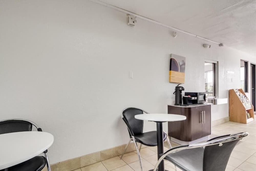 AVERA SUITES interior in Muskogee, OK — gallery photo 2