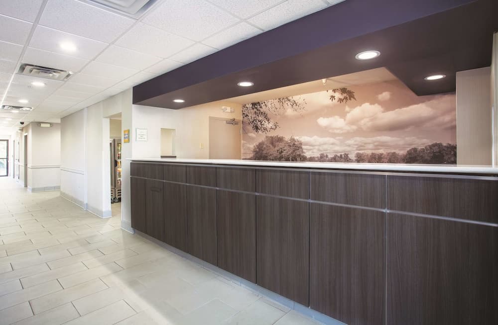 La Quinta Inn & Suites by Wyndham Jackson Airport property views in Pearl, MS — gallery photo 3