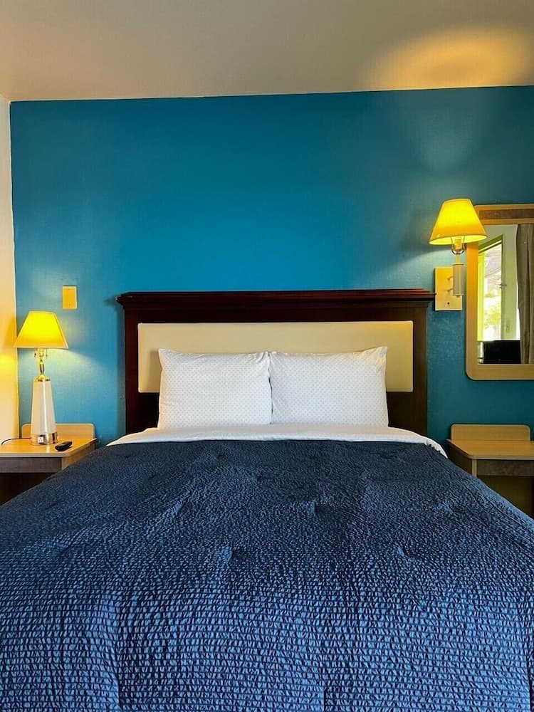 Parkside Inn by PHG - Sweetwater interior in Sweetwater, TX — gallery photo 2