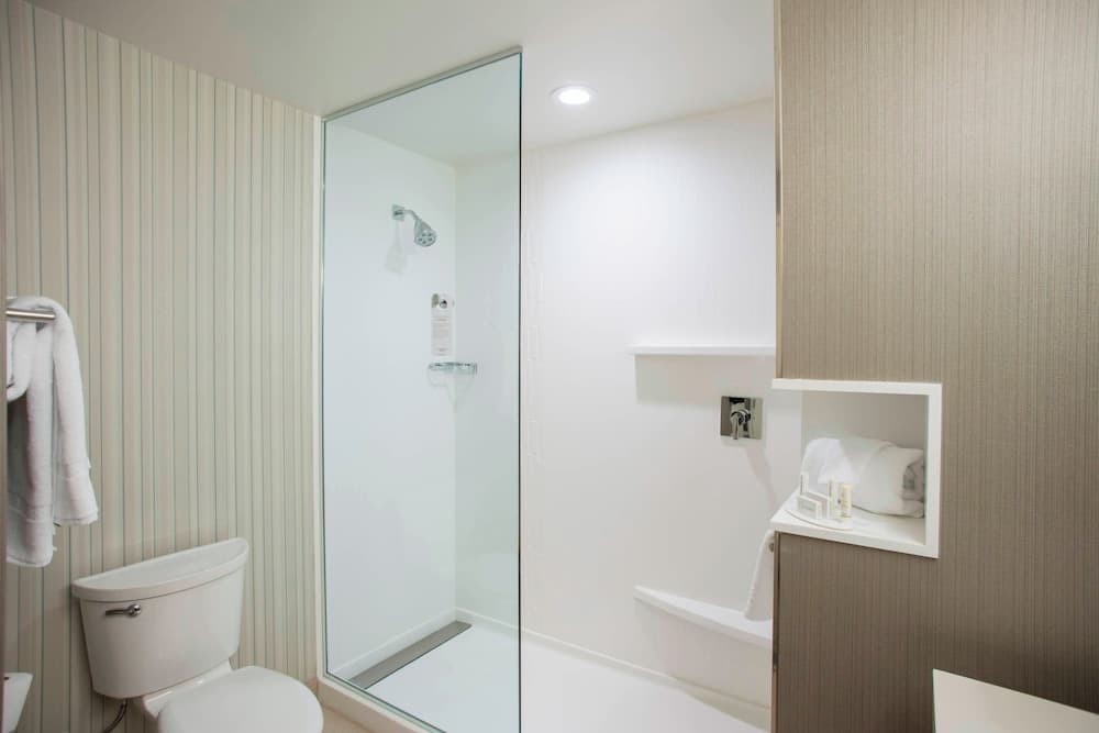 Courtyard by Marriott Albany Clifton Park interior in Clifton Park, NY — gallery photo 2