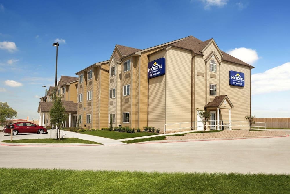 Microtel Inn & Suites by Wyndham Kenedy/Karnes City — hotel in Kenedy, Texas