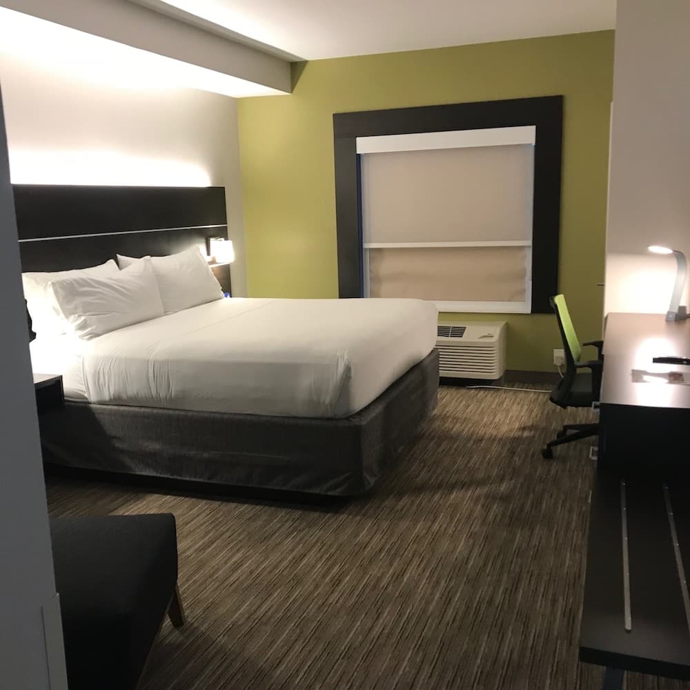Holiday Inn Express Hotel & Suites Charlotte Arrowood by IHG interior in Charlotte, NC — gallery photo 2