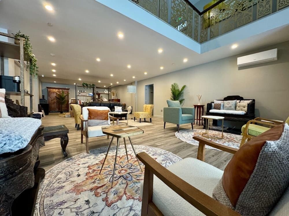 Oaktown Roost interior in Oakland, CA — gallery photo 2