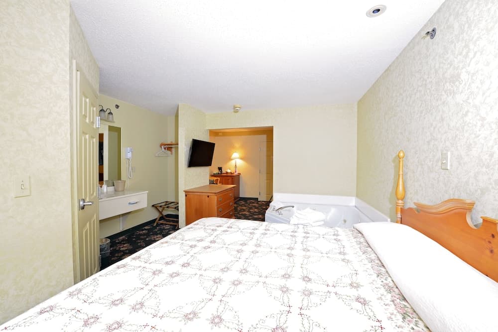 Our Guest Inn and Suites - Downtown interior in Port Clinton, OH — gallery photo 2