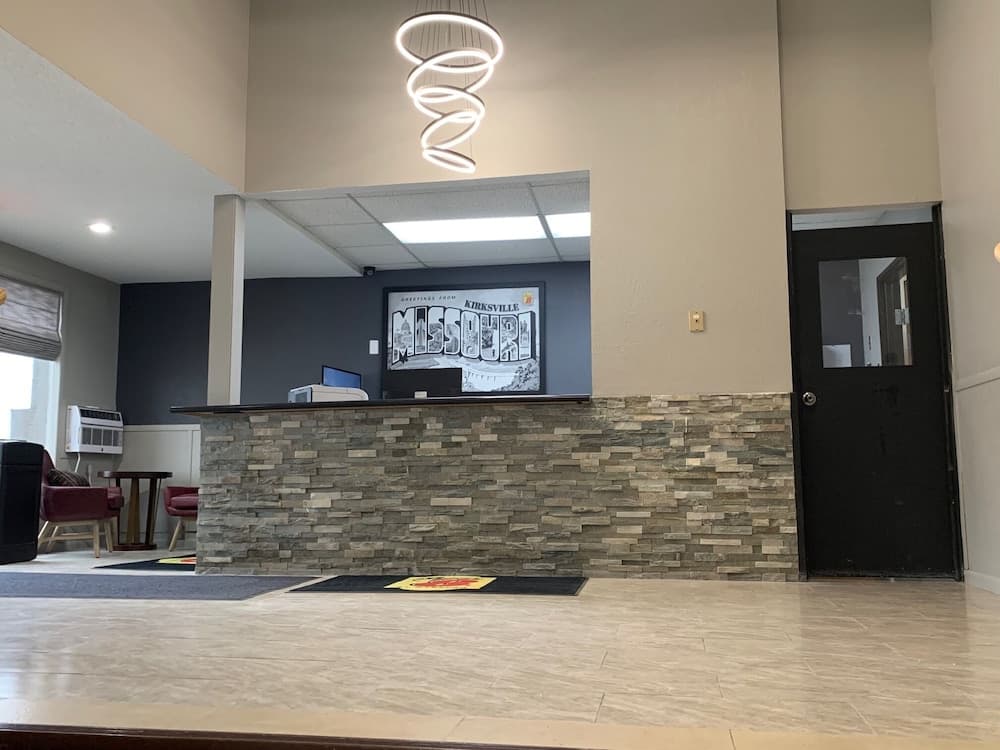 Super 8 by Wyndham Kirksville-University Area interior in Kirksville, MO — gallery photo 2