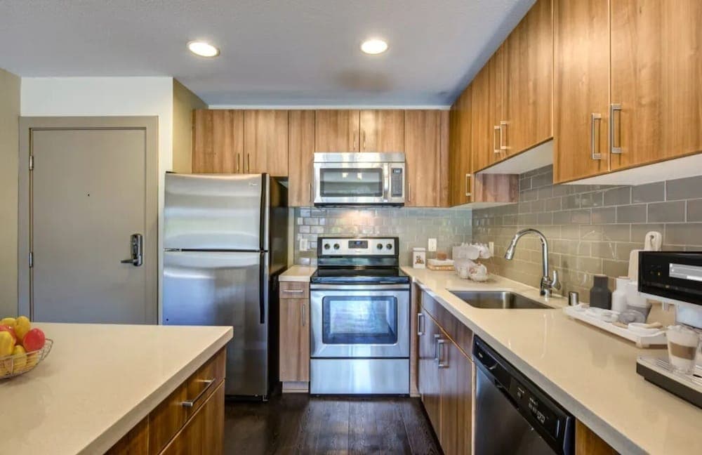 Luxury Space In the Marina property views in Marina del Rey, CA — gallery photo 3