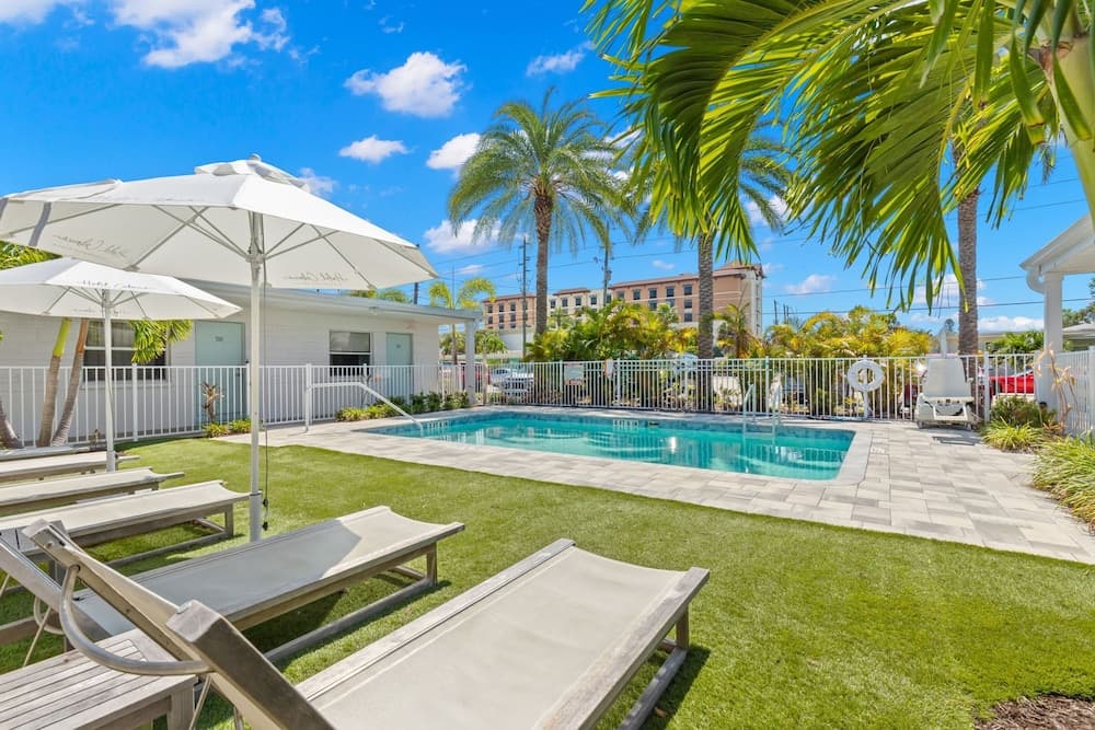 Stunning 2BR Suite, Just Steps to the Beach interior in Clearwater Beach — gallery photo 2