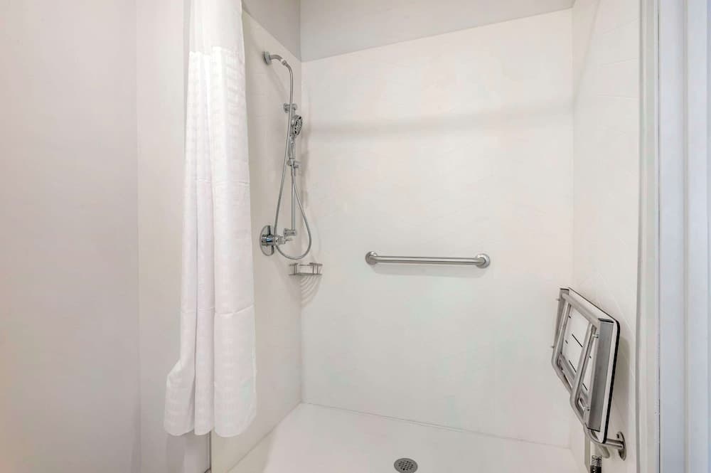 Comfort Inn Kendallville East gallery photo in Kendallville, IN — image 28