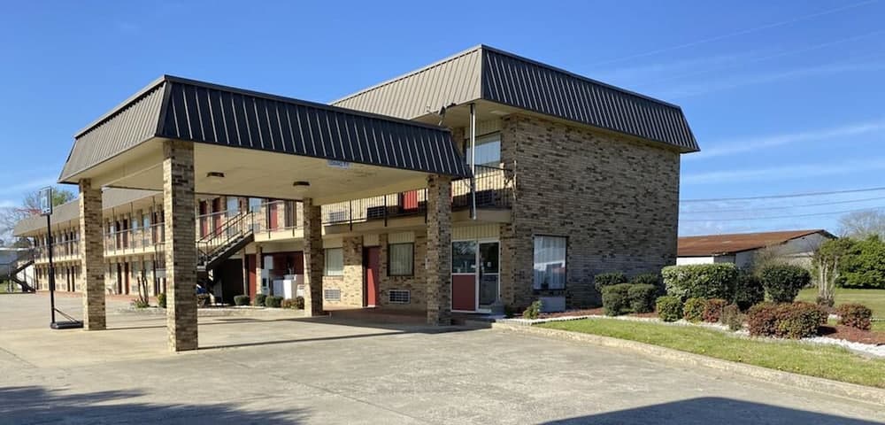 Rodeway Inn featured exterior or lobby in Baxley, GA — similar hotel