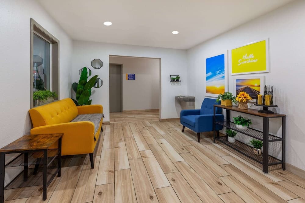 Days Inn by Wyndham Sturtevant / Racine / Mount Pleasant interior in Mount Pleasant, WI — gallery photo 2
