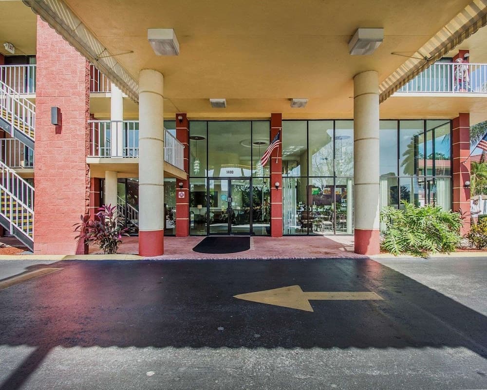 Quality Inn & Suites at Tropicana Field interior in St. Petersburg, FL — gallery photo 2