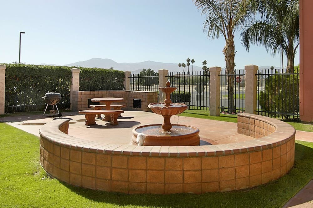 Super 8 by Wyndham Indio interior in Indio, CA — gallery photo 2