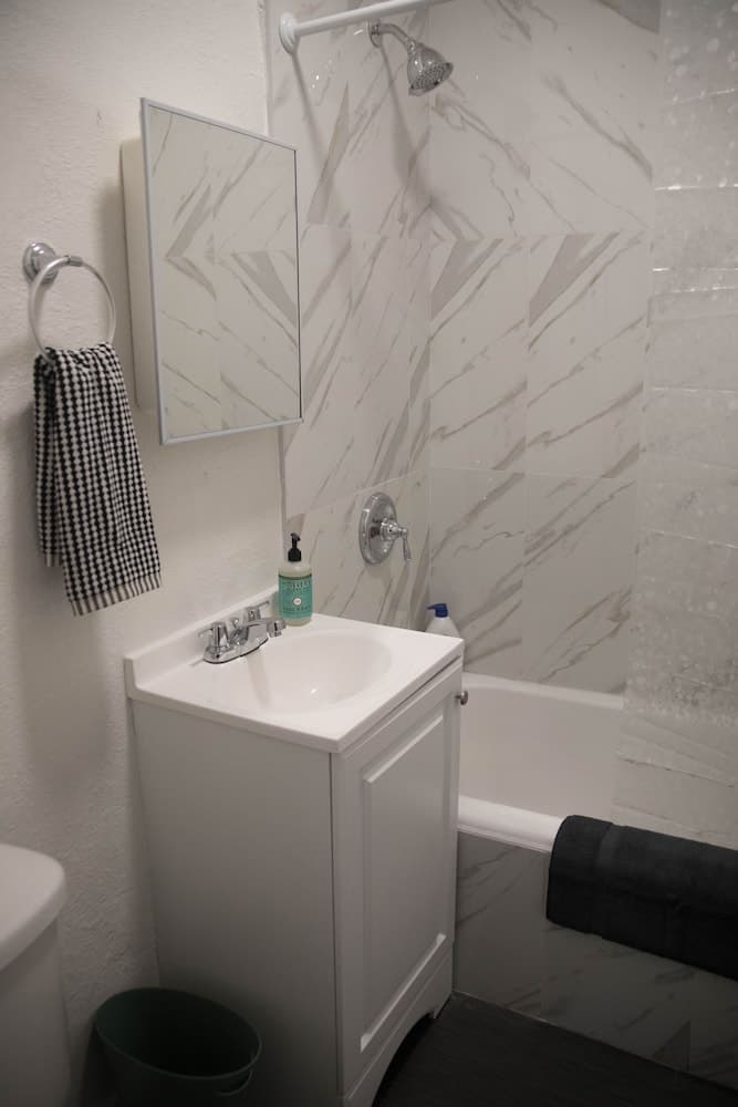 Charming Studio in Beverly Boulevard! Sleeps 2! property views in Los Angeles, CA — gallery photo 3
