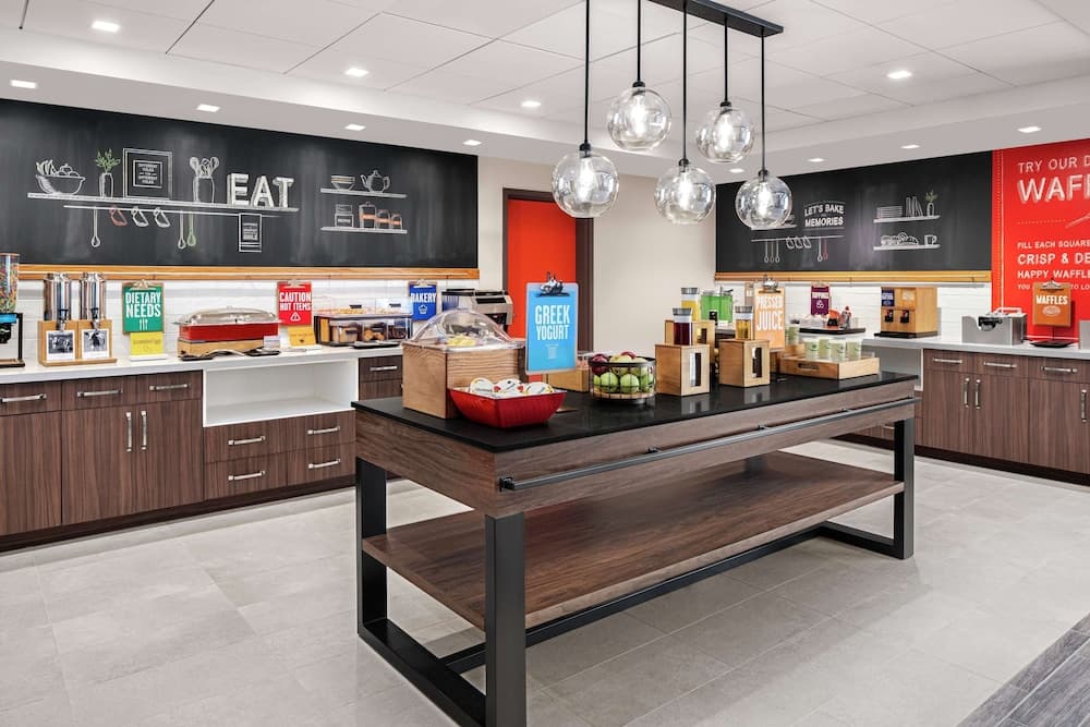 Hampton Inn & Suites Bridgeview Chicago interior in Summit, IL — gallery photo 2