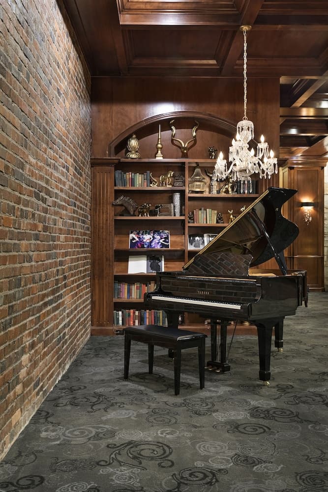 Des Lux Hotel interior in Des Moines, IA — gallery photo 2