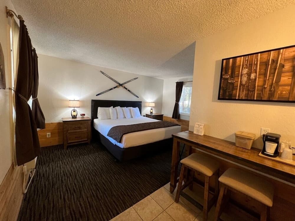 Shasta Inn interior in Mount Shasta, CA — gallery photo 2
